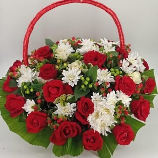 Discover elegance in our simple flower basket with red roses, chrysanthemums, and hypericum. Perfect for any occasion. #FlowerBasket #RedRoses #FloralArrangement