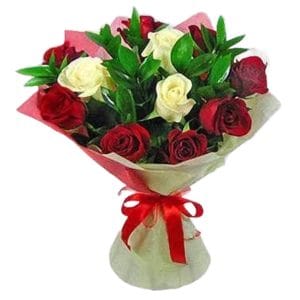 Give a lovely present with our red and white roses and a ruscus bouquet. A charming arrangement conveys emotions with timeless elegance. Order happiness!