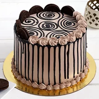 Satisfy your sweet cravings with our 3kg Chocolate Oreo Cake. An irresistible blend of chocolate and Oreo goodness Order now for a delightful treat!