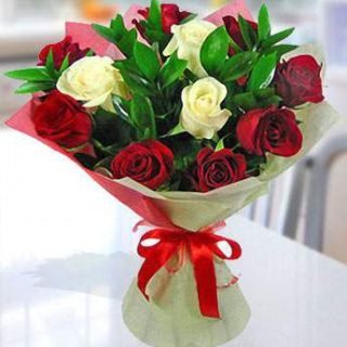 Give a lovely present with our red and white roses and a ruscus bouquet. A charming arrangement conveys emotions with timeless elegance. Order happiness!