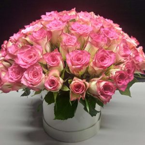 A lavish bouquet of fresh pink roses, ideal for sending love and joy on special occasions like birthdays, anniversaries, or as a thoughtful surprise.