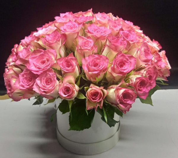 A lavish bouquet of fresh pink roses, ideal for sending love and joy on special occasions like birthdays, anniversaries, or as a thoughtful surprise.